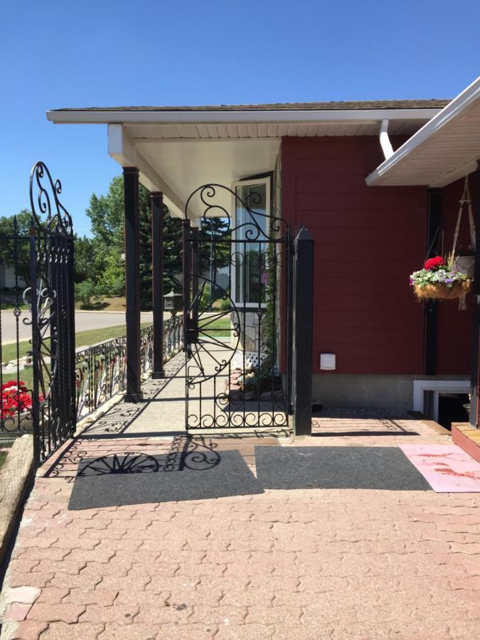 The Calgary Hub Hostel Style Home Екстер'єр фото